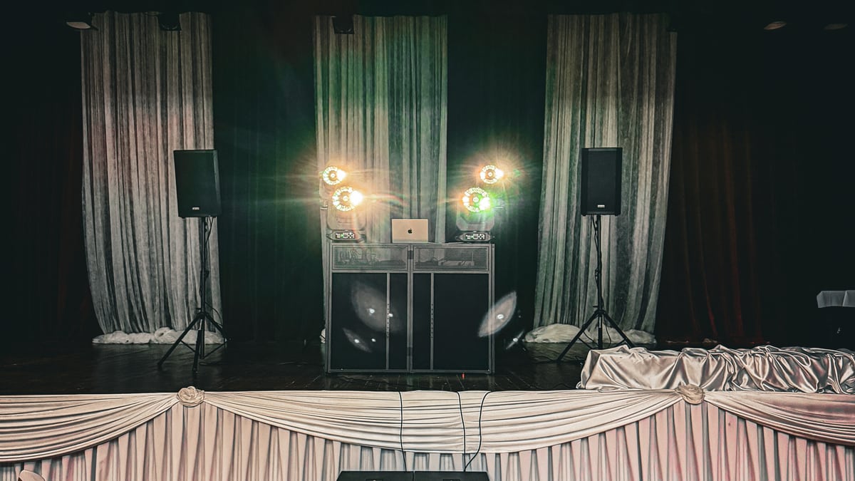 DJ technika a osvetlenie pripravené na spoločenskú akciu